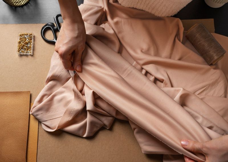 Покоряем шифон, шелк и другие скользкие ткани: секреты стабилизации и строчки